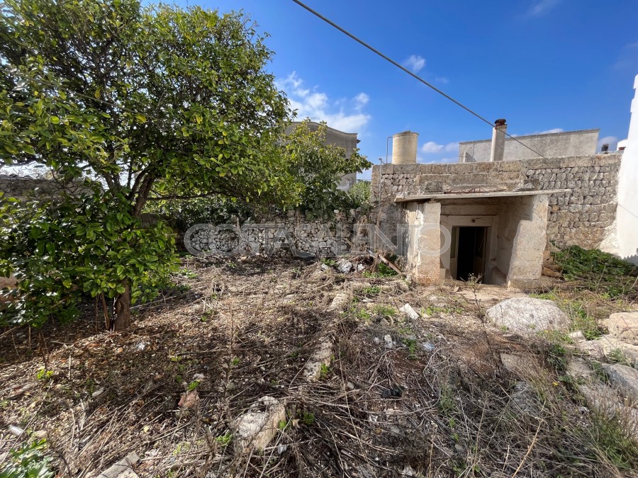 Casa con Pajara retrostante