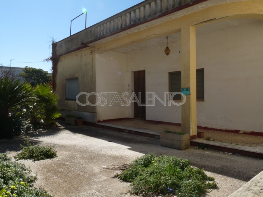 CASA INDIPENDENTE CON AMPIO GIARDINO