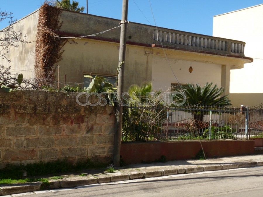 CASA INDIPENDENTE CON AMPIO GIARDINO