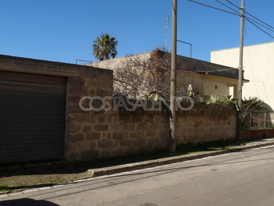 CASA INDIPENDENTE CON AMPIO GIARDINO