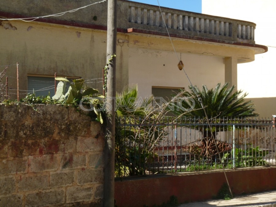 CASA INDIPENDENTE CON AMPIO GIARDINO