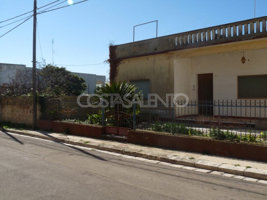 CASA INDIPENDENTE CON AMPIO GIARDINO