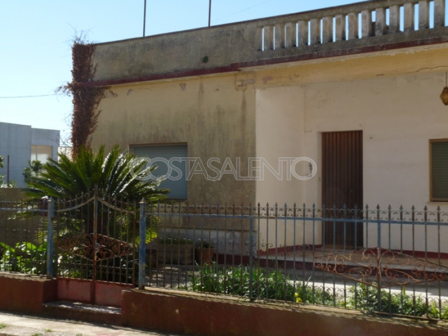 CASA INDIPENDENTE CON AMPIO GIARDINO