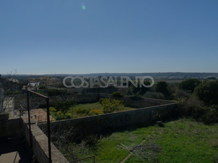 CASA INDIPENDENTE CON AMPIO GIARDINO