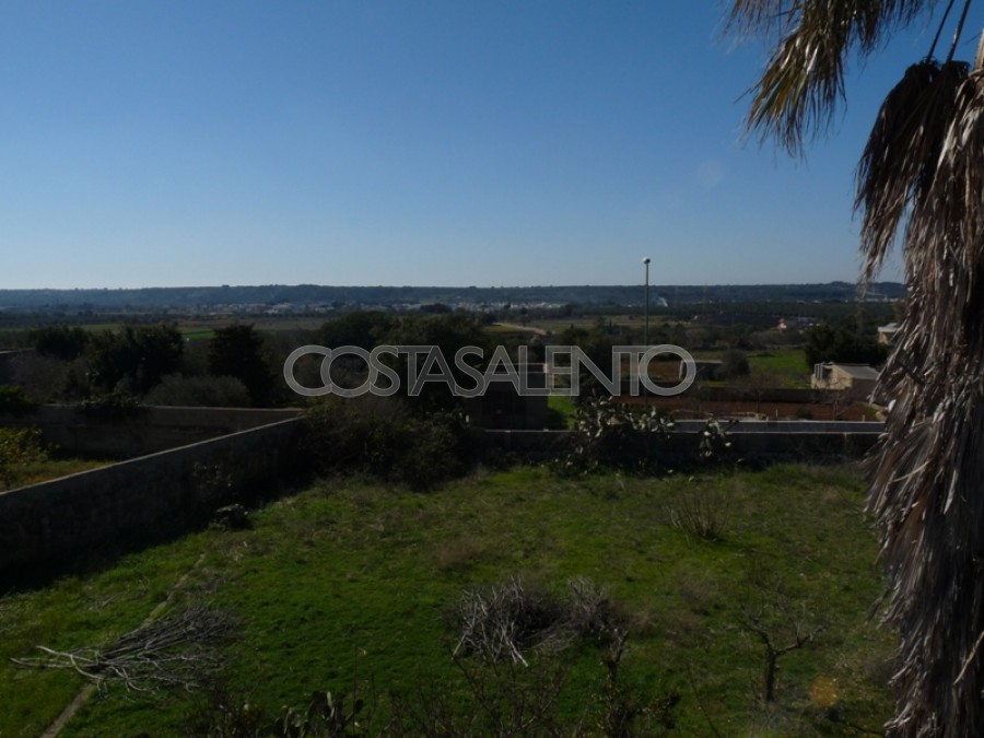 CASA INDIPENDENTE CON AMPIO GIARDINO