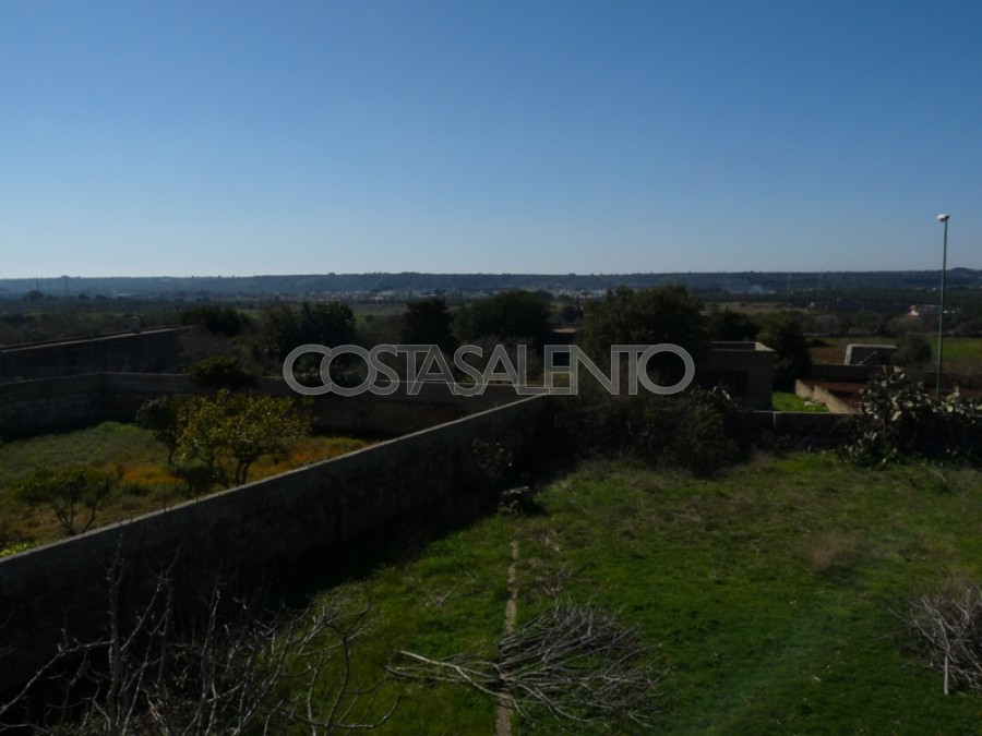 CASA INDIPENDENTE CON AMPIO GIARDINO