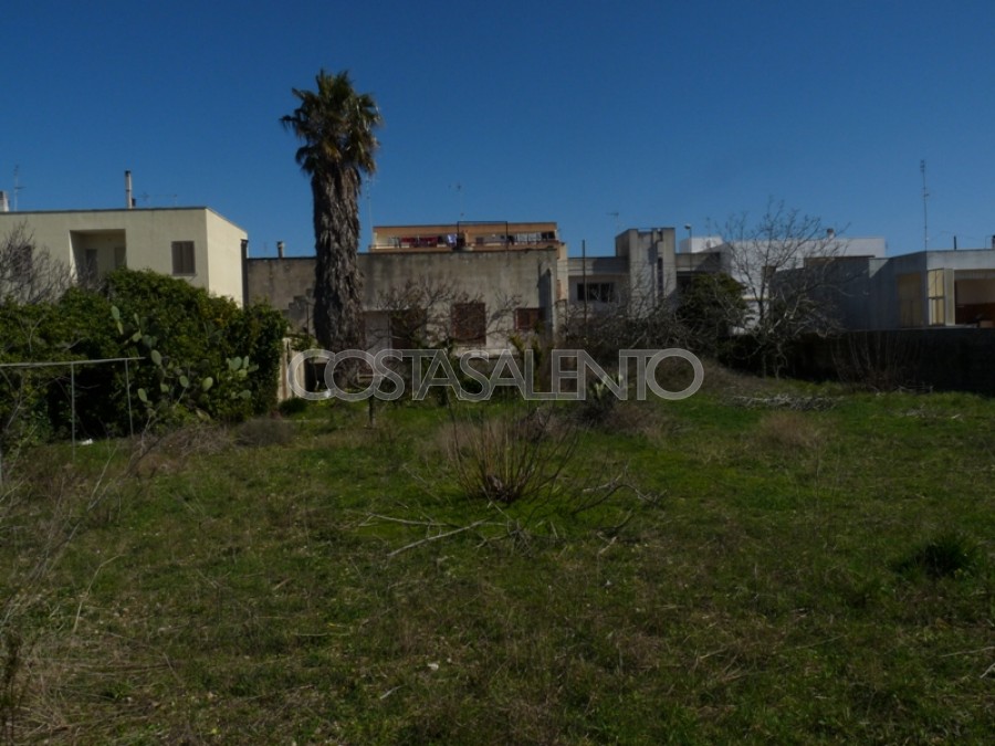 CASA INDIPENDENTE CON AMPIO GIARDINO